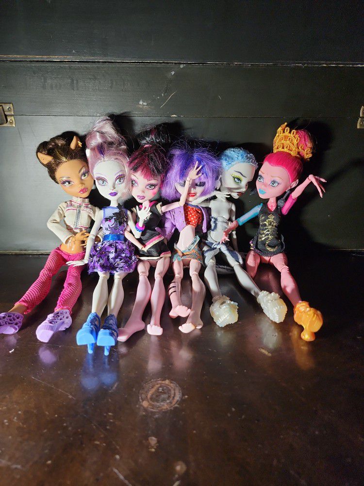 Six Monster High Dolls