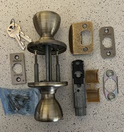 KWIKSET ENTRY DOOR KNOB WITH KEY ANTIQUE BRASS