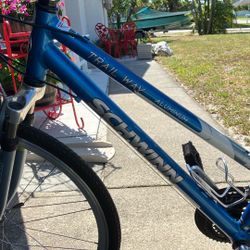 Schwinn Trailway Aluminum 700x38c Tires 21 Speed 