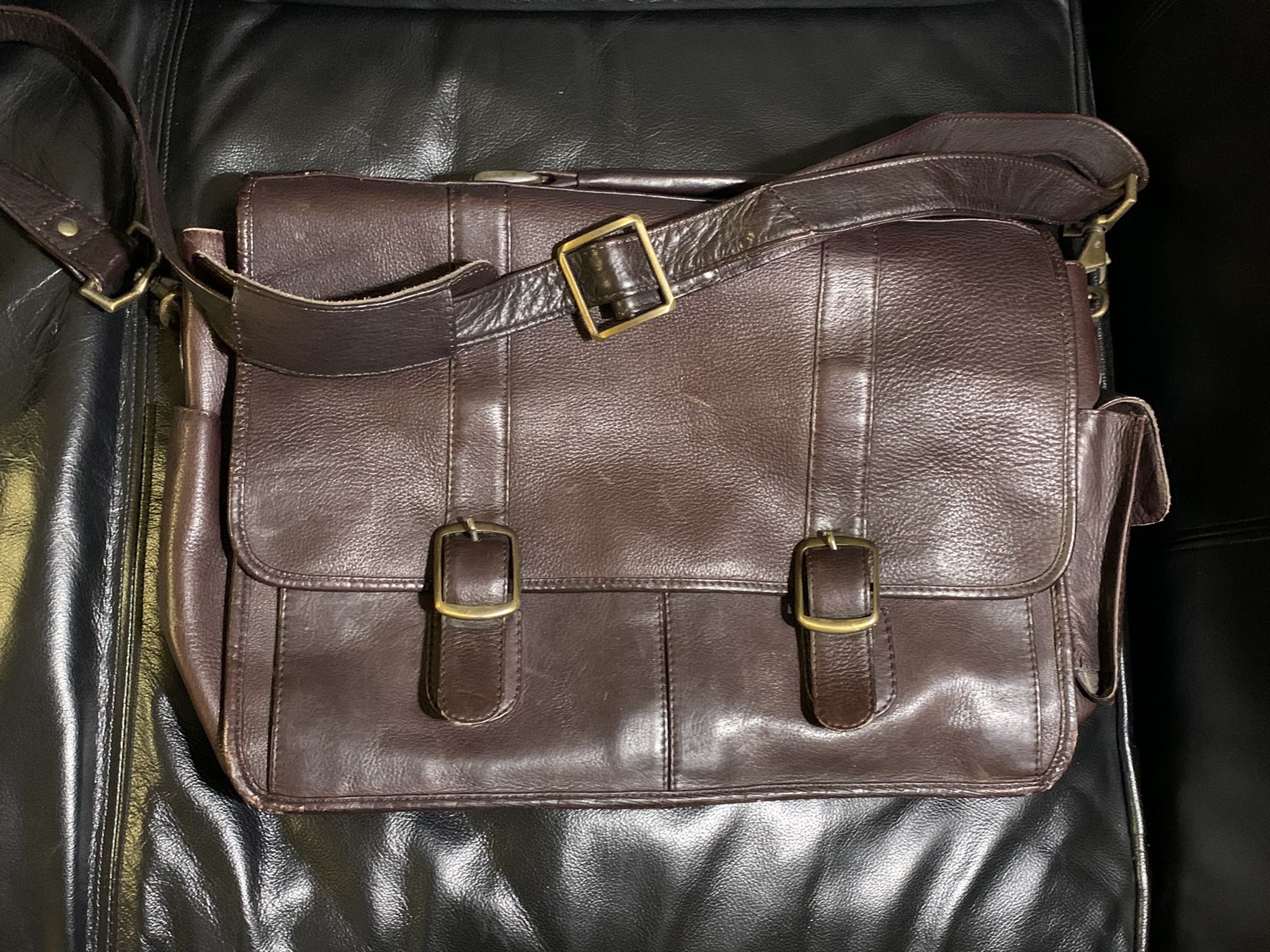 Gorgeous  Clava Leather Briefcase / Messenger Bag With Padded Laptop Compartment, Phone Holder, Pen Holders, Business Card Compartment Etc, Orig $285