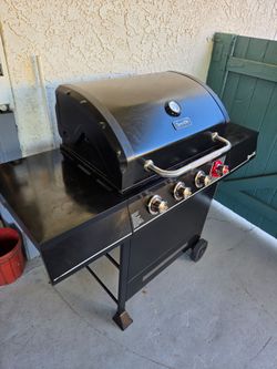 BBQ GIRL BY Dyna-Glo 4burners in excellent condition very clean everything works fine looks and works like new