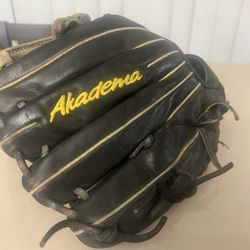 Akadema Professional Series AEG3 11.75"(11 3/4) Baseball Glove RHT in good cosmetic condition however it’s missing s string at the top of the risk to 
