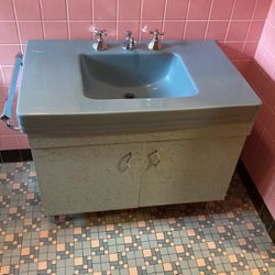 Vintage 1960s Sink And Tub With Original Fixtures In Excellent Condition 
