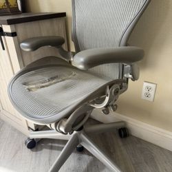 Herman Miller Aeron Chair, Small. https://offerup.com/redirect/?o=U2lsdmVyLlNlYXQ= Damaged
