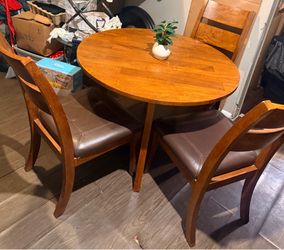 Se vende juego de comedor usado en buenas condiciones de 3 sillas de madera por $150