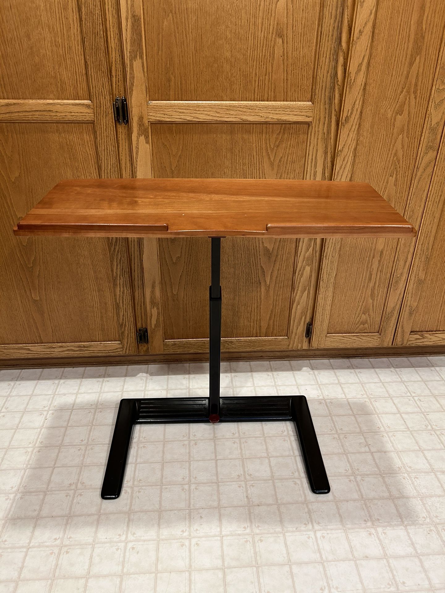 Handy adjustable laptop table