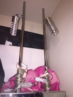 2 bedside lamps