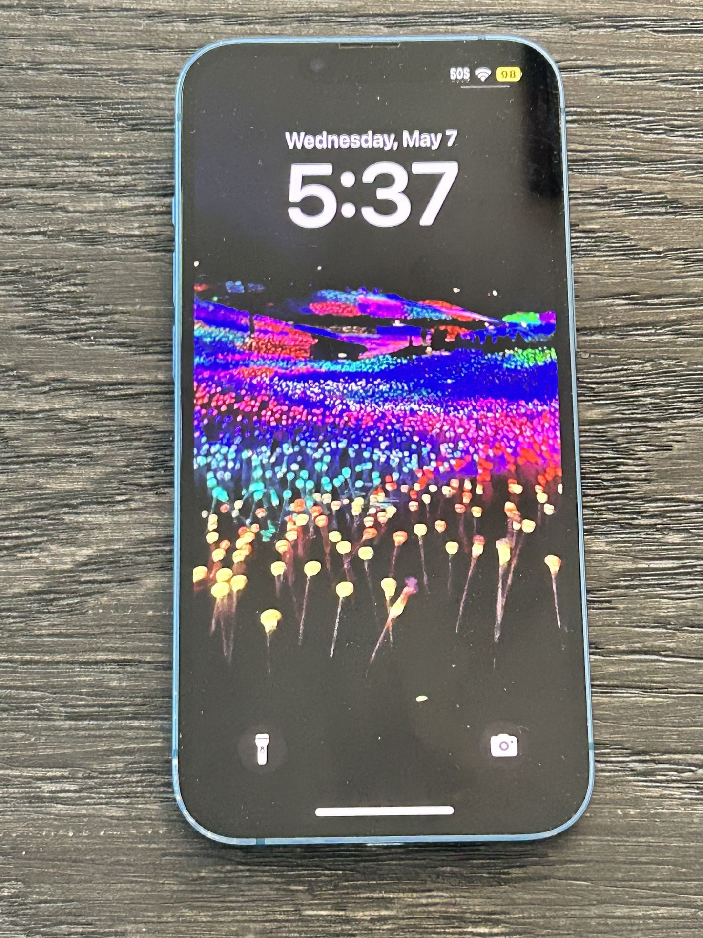 Near mint condition iPhone 13 128GB WITH Wired Headphones - UNLOCKED FOR ALL CARRIERS!