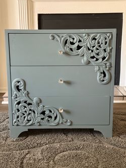 3-Drawer Dresser with Crystal Knobs