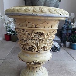 2 Beautiful Pots  For Sale In Weeki Wachee Spring Hill