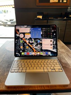 iPad Pro 13-inch (M4) With Smart Apple Keyboard