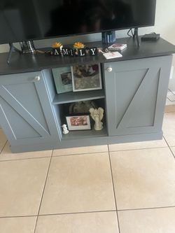 May Tag Washer & dryer / table with chairs