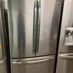 GE French Door Refrigerator W/ Wáter Inside And Ice Maker