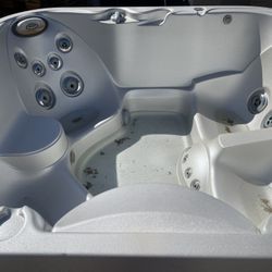 Refurbished 4-5 Person Jacuzzi Hot Tub