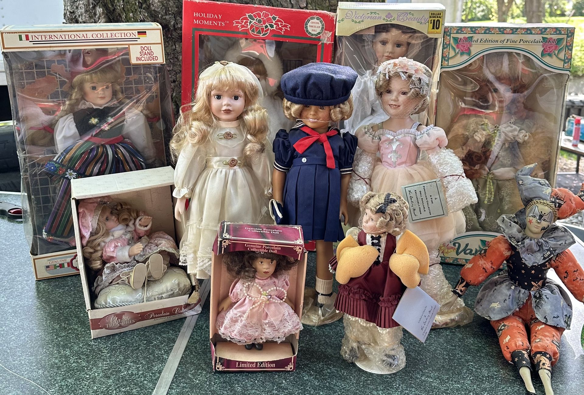 PORCELAIN DOLLS COLLECTION (SOLD AS IS) 
