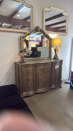 Traditional Dresser with Arched Mirror
