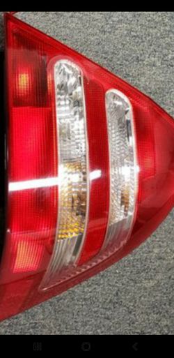 Mercedes Benz taillights only the right one
