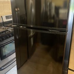 Whirlpool Refrigerator Top Freezer  Black 