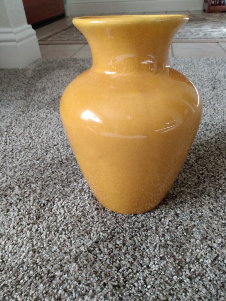 Mustard Colored Ceramic Vase for Sale in Reedley, CA OfferUp