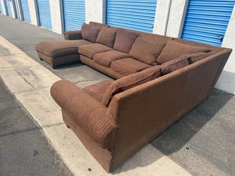 Comfortable huge sectional couch 🛋️ very clean