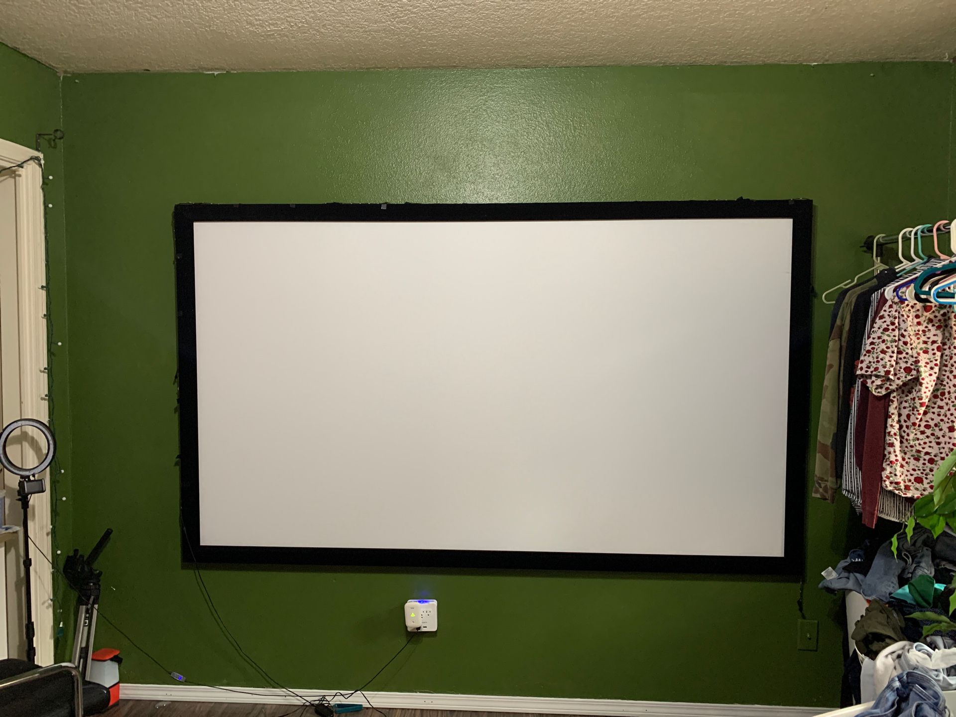 100” projector screen and 1080P 4k projector with mount