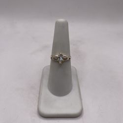 14kt Gold Engagement Style Ring w/ Elegant Design 