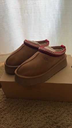Women  Uggs slippers  size 6