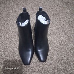 Womens Black Boots, NEW!