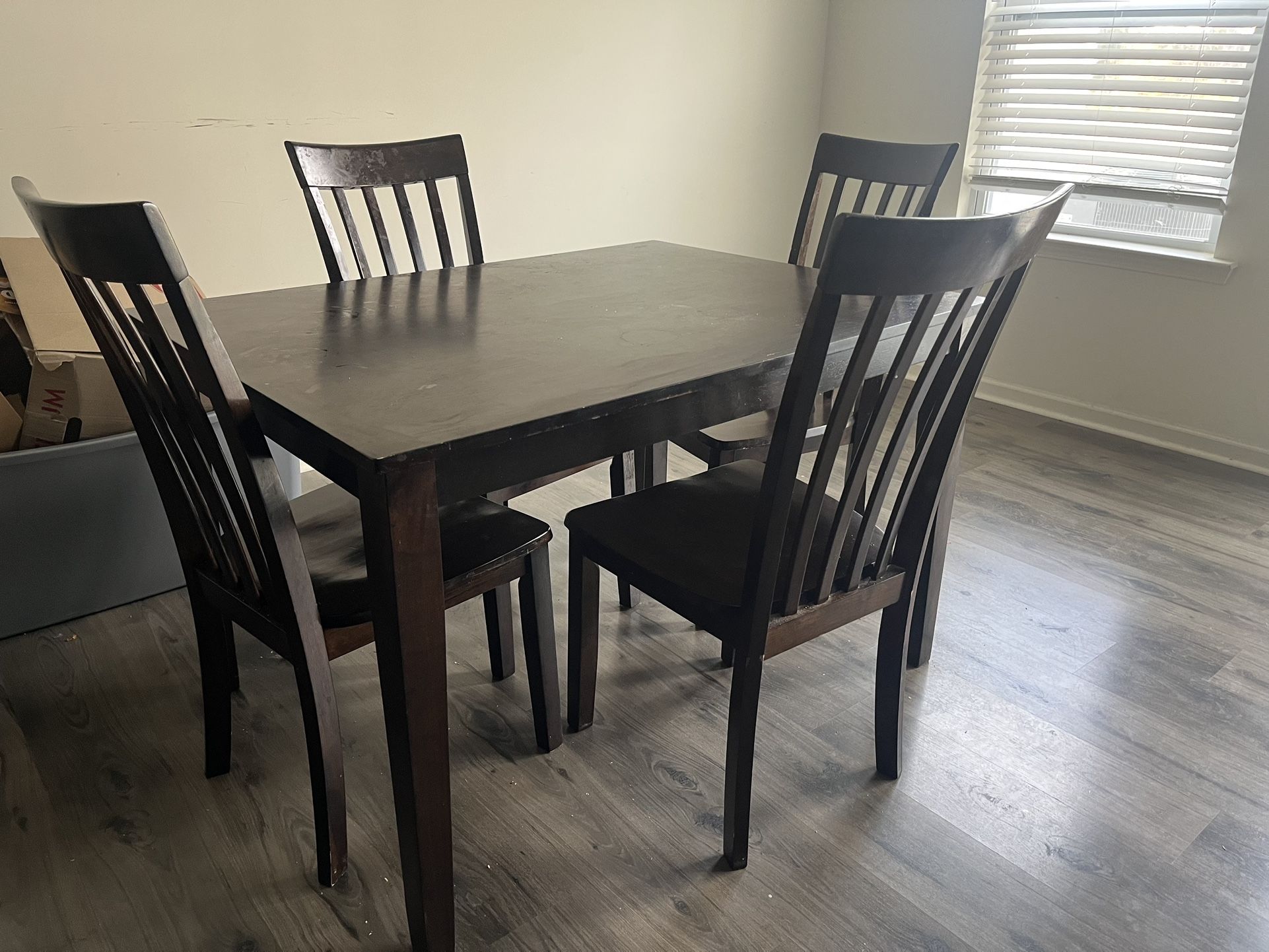 Dining Room Table & Chairs