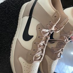 Nike Woman dunk high top 8.5