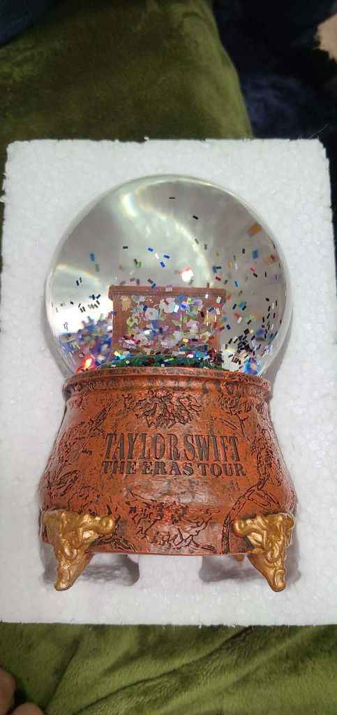 $200 Taylor Swift Snowglobe (New Condition)