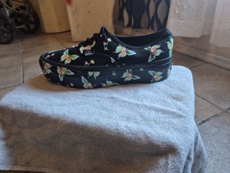 VANS NEW AND LIKE NEW.. NO BOX
