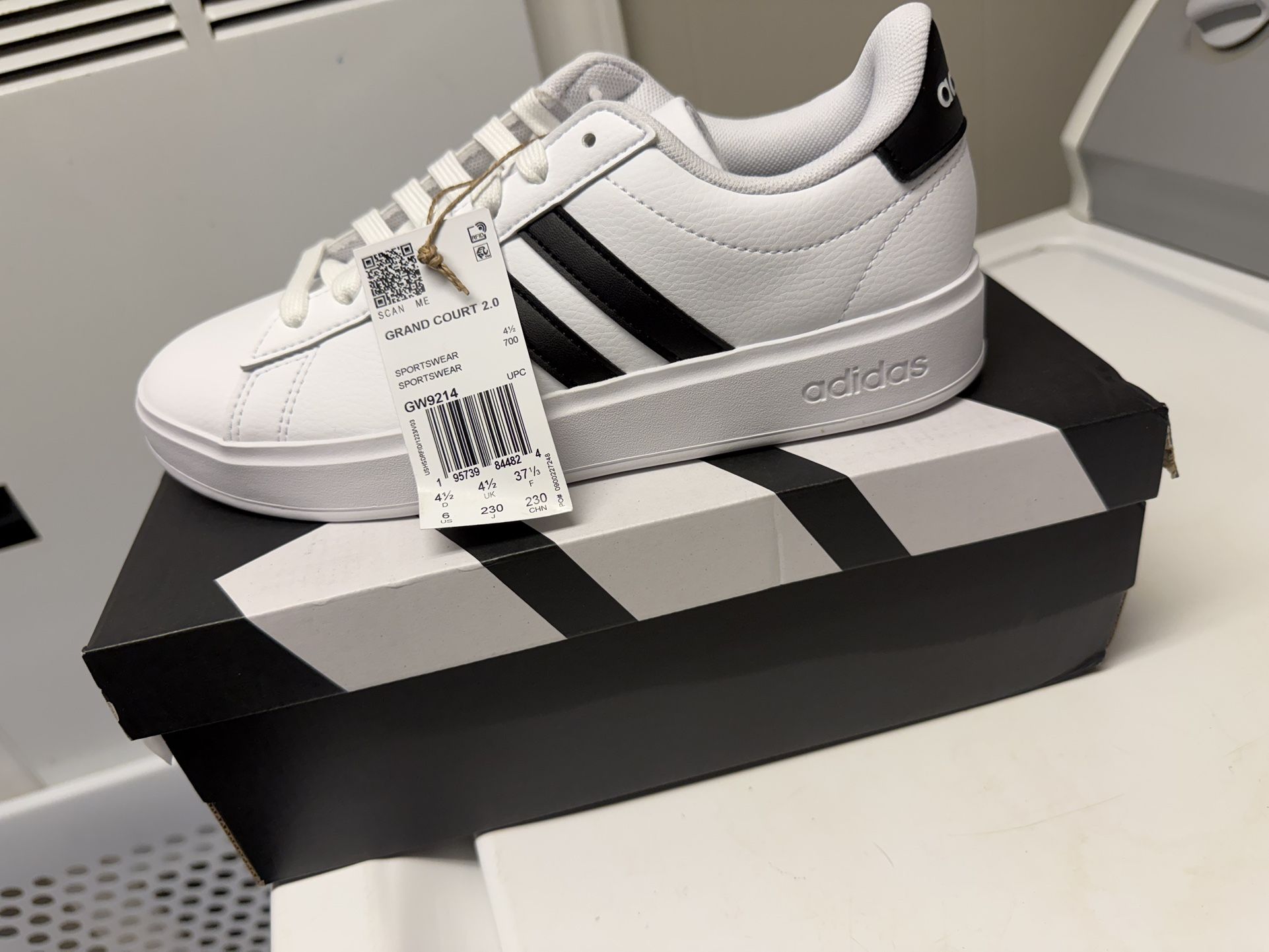 Brand New Adidas Kids Sz 6