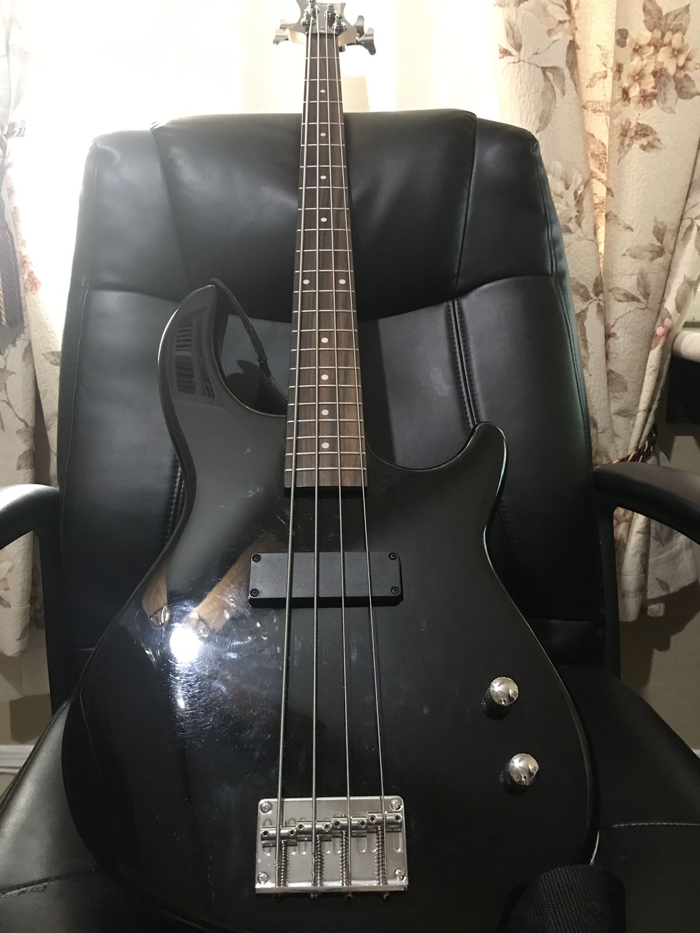 Dean Bass guitar (4 string)