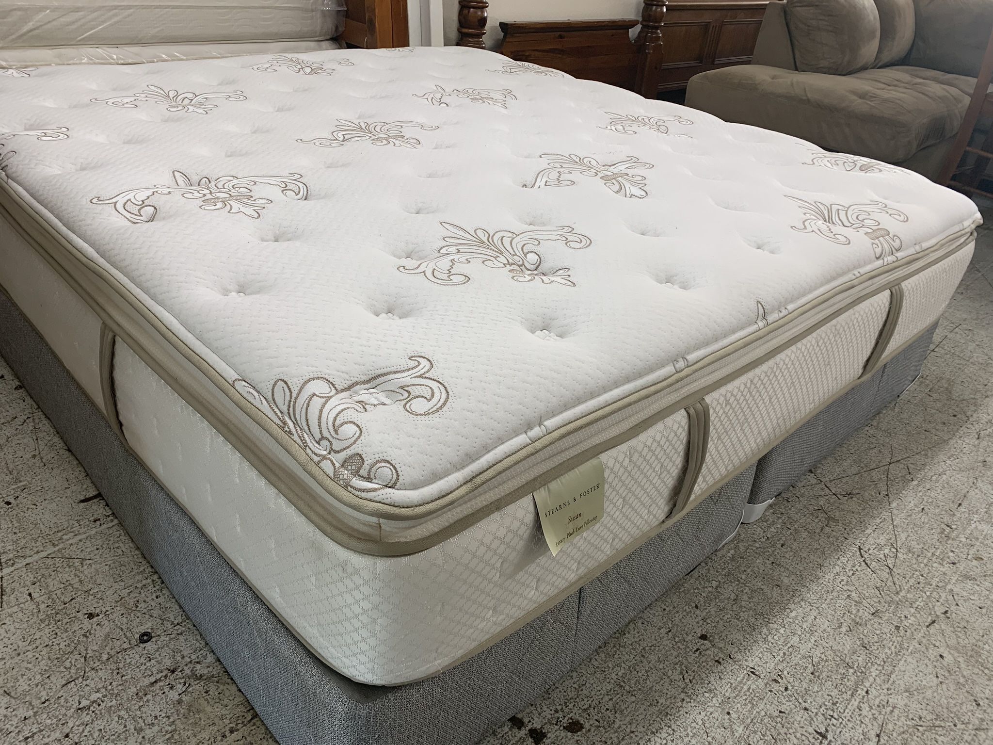 STEARS FOSTER KING SIZE MATTRESS AND BOX SPRING SET GOOD CONDITION SAME DAYS PICK UP DELIVERY 🚚