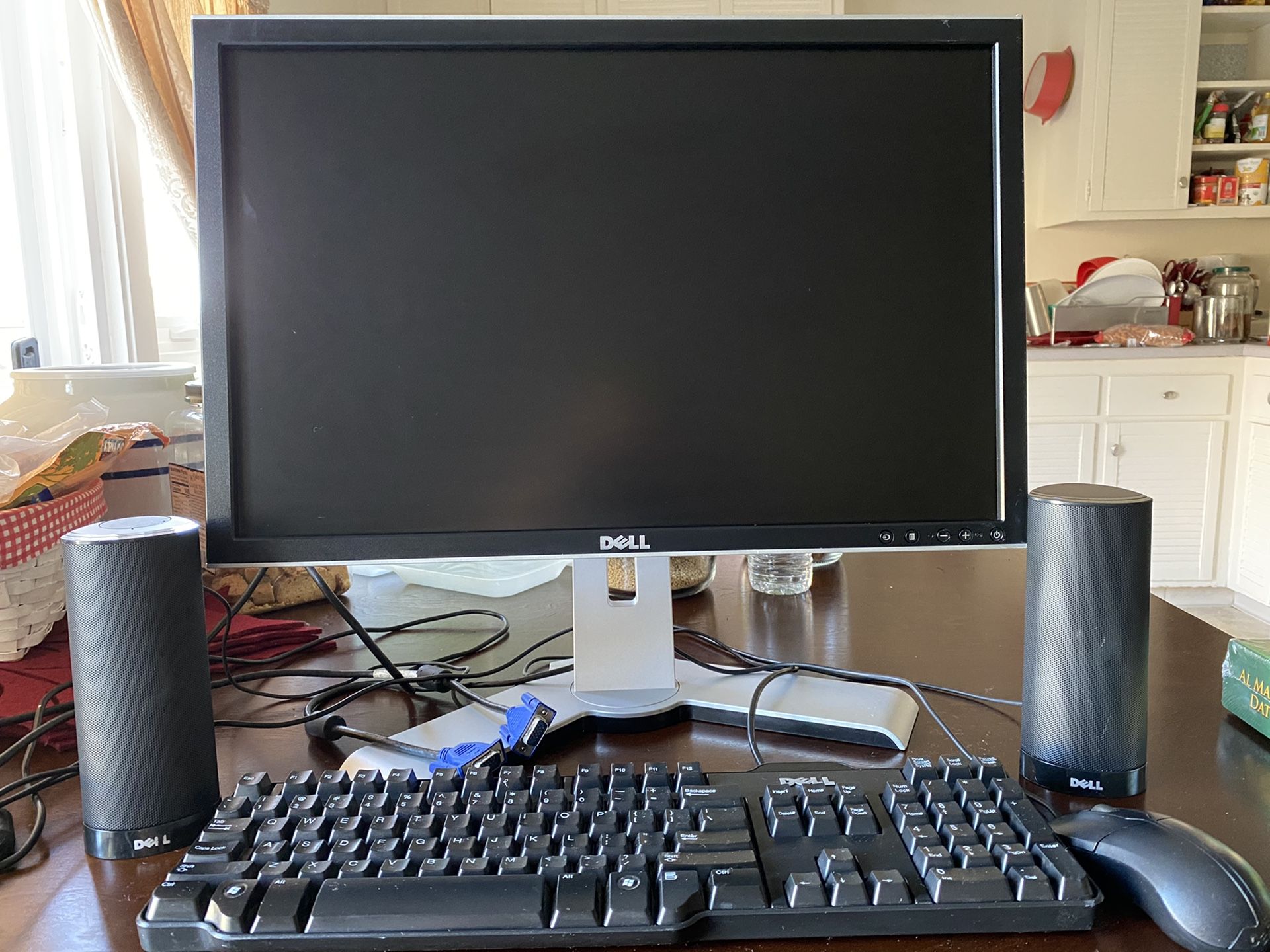 Dell screen 22”, Keyboard, mouse, and 2 speakers