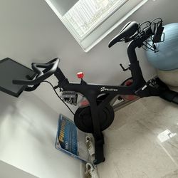 Peloton Exercise Bike (In Excellent Condition)