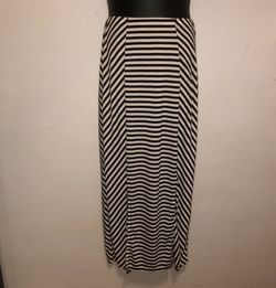 Just Be size 1x black and white maxi skirt with two long slits in the front. Super cute and only worn once