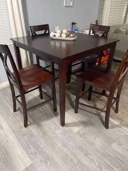 BEAUTIFUL SOLID WOOD TABLE AND 4 CHAIRS – LIKE NEW