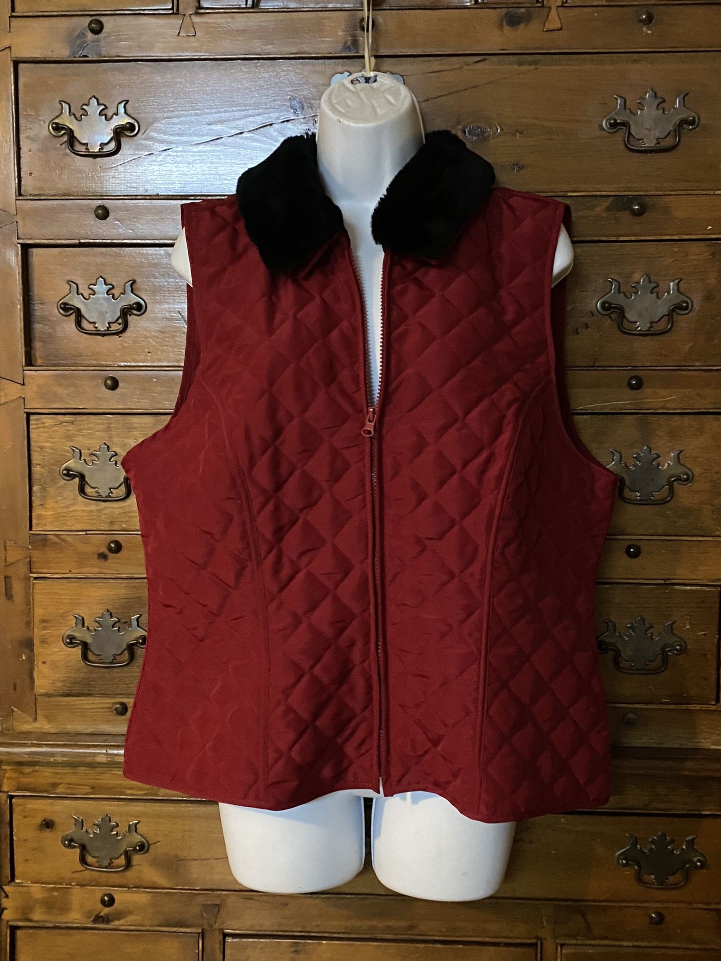 Woman’s Quilted Zip Close Vest Removeable Faux Fur Collar Size XL NWTS