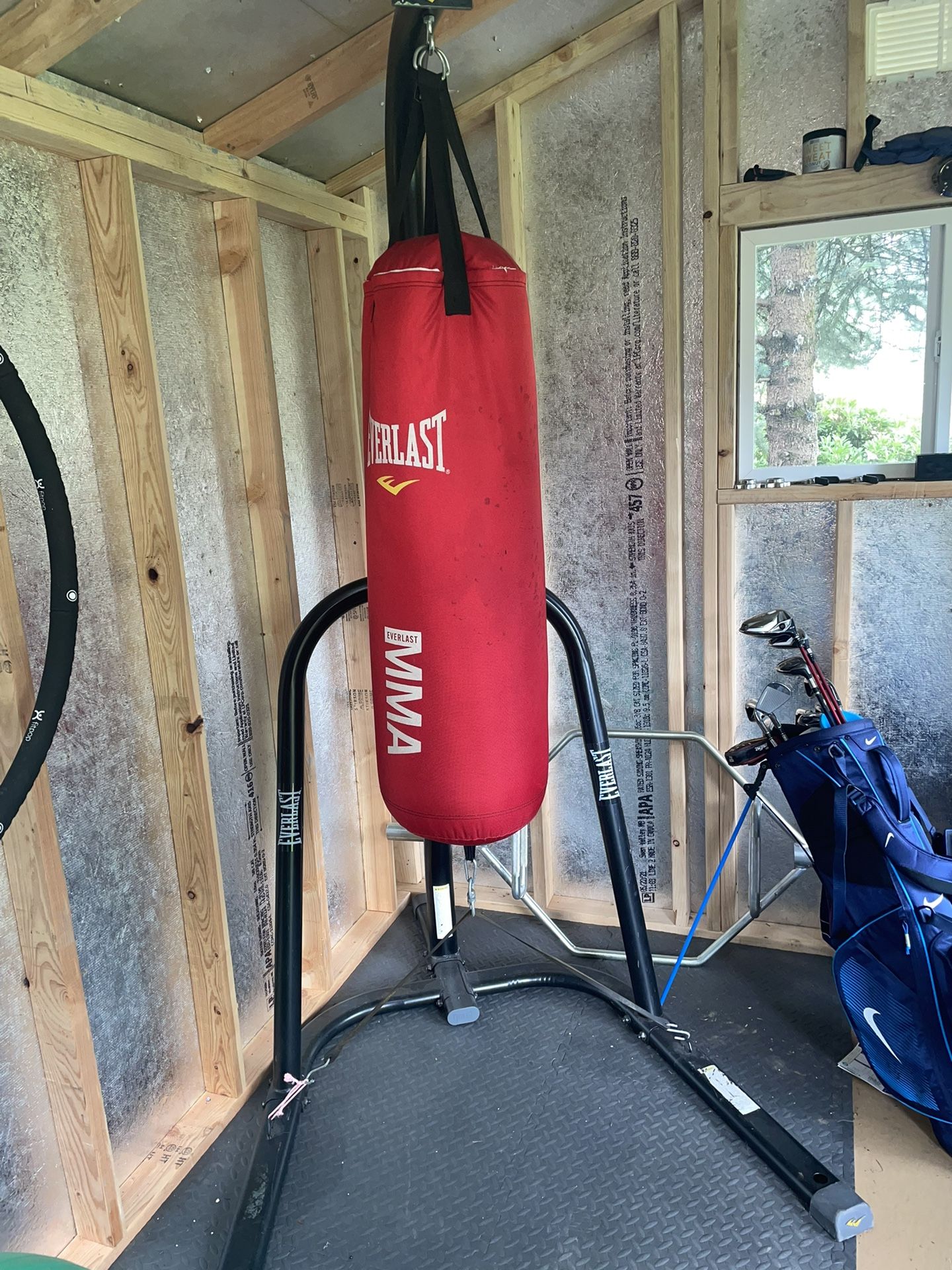 Everlast mma punching bag store stand with pull up bar