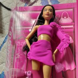 Hasbro Barbie Deluxe Style New Doll With Artificial Leg
