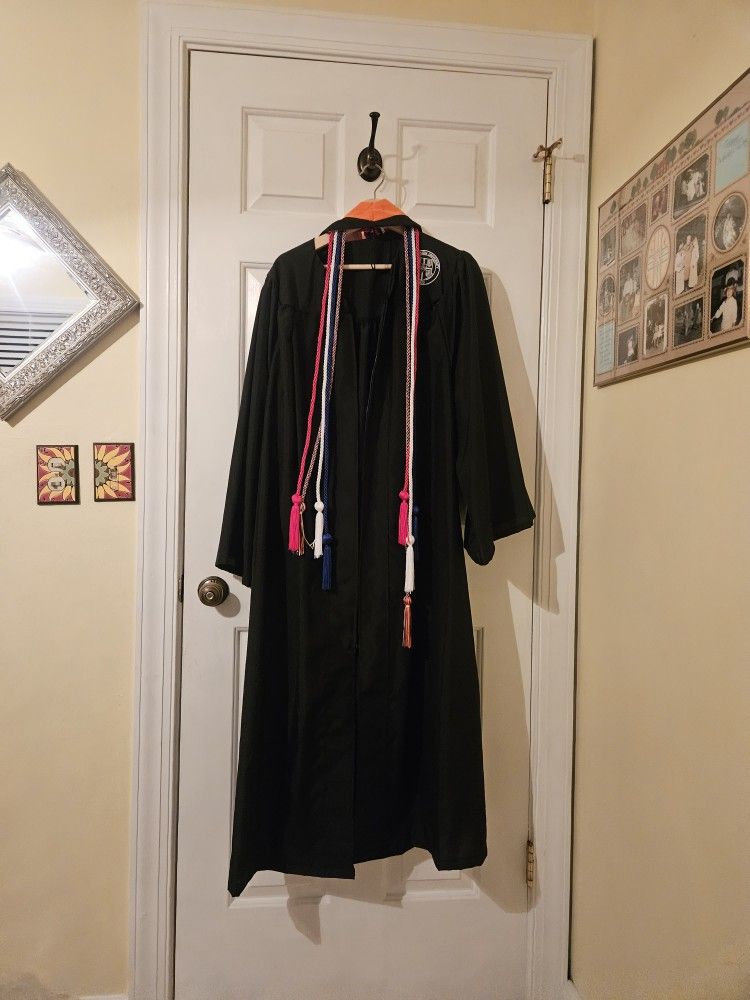 OLD DOMINION UNIVERSITY CAP & GOWN