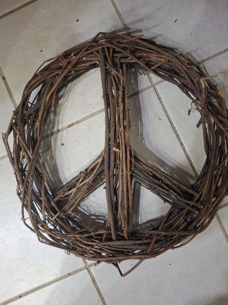 Cool Grapevine Peace Sign Wall Decor