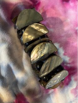 Adorable vintage stretchy Abolone cuff bracelet.