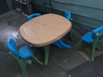 Play table we four chairs for children good condition