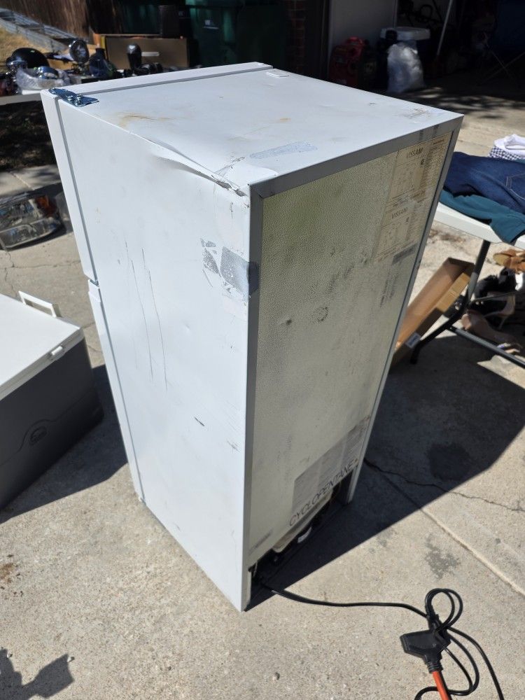 Refrigerator With Freezer 