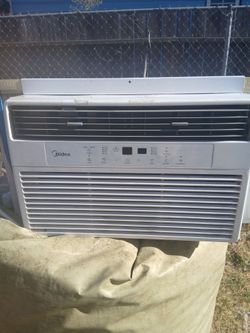 Air conditoner with remote 9000 btu  blows cold
