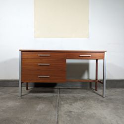 Vintage Mid Century Modern Walnut Desk By Paul McCobb For Planner Group, c1960s 
