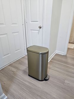 Slim Metal Step Trash Can – Fits 13-Gal Bags